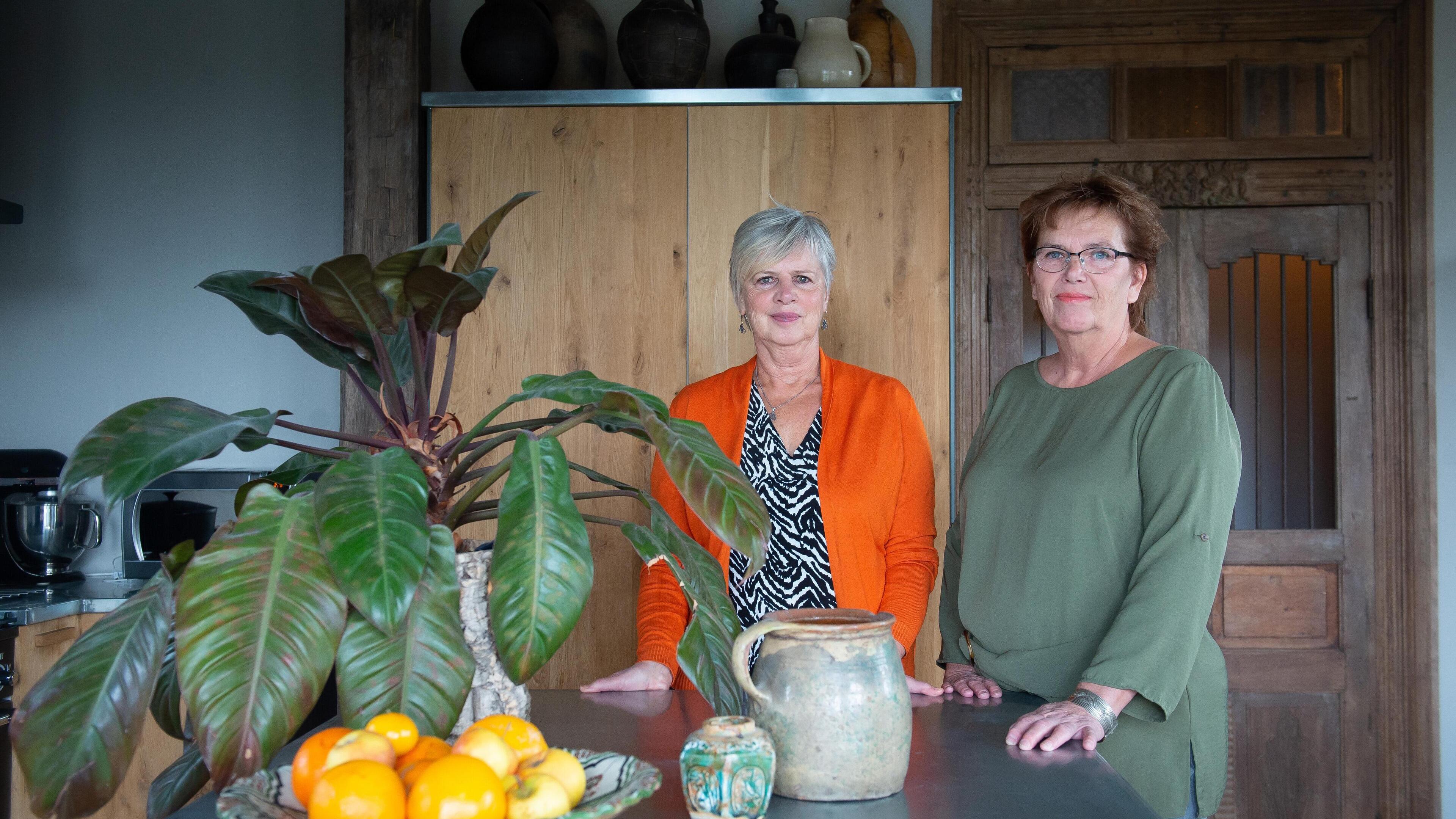 Liefde voor de zorg én schrijven leidt tot ’Oerkracht’: Purmerendse Gerda van Oosten en Yvonne Maas 